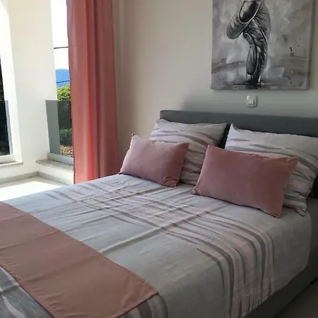 Holidayhousevista * Linardici